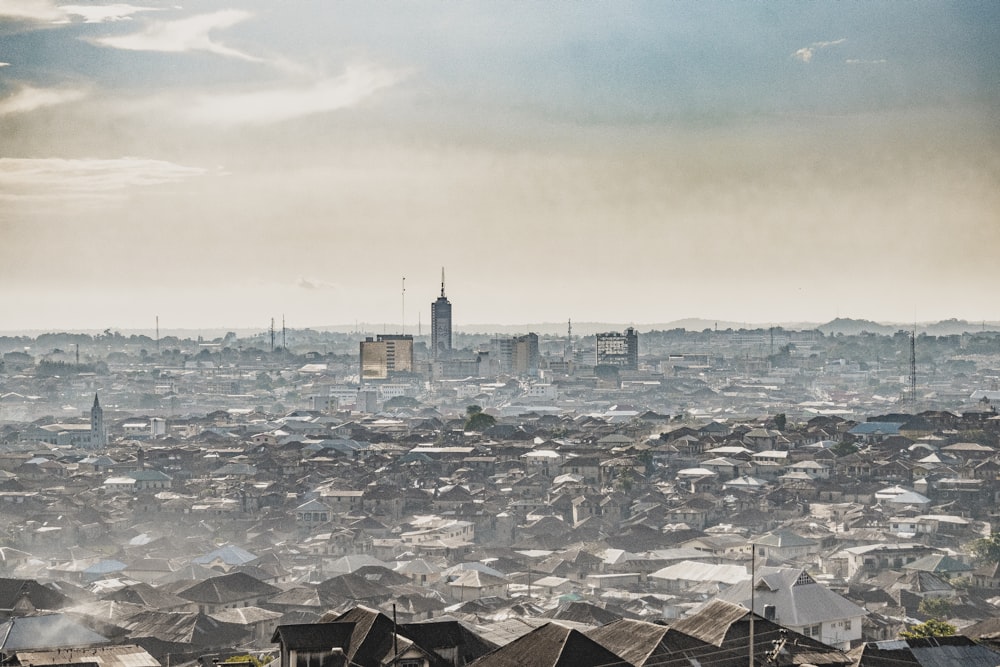 edifícios da cidade sob o céu azul durante o dia