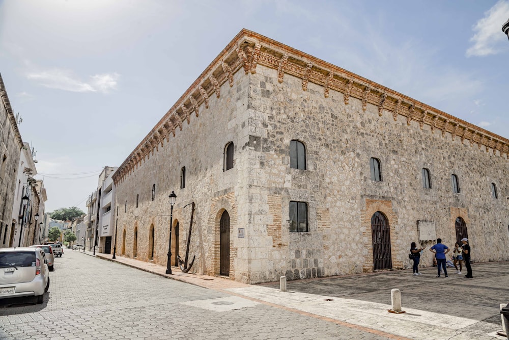 edificio in cemento marrone e bianco sotto nuvole bianche durante il giorno