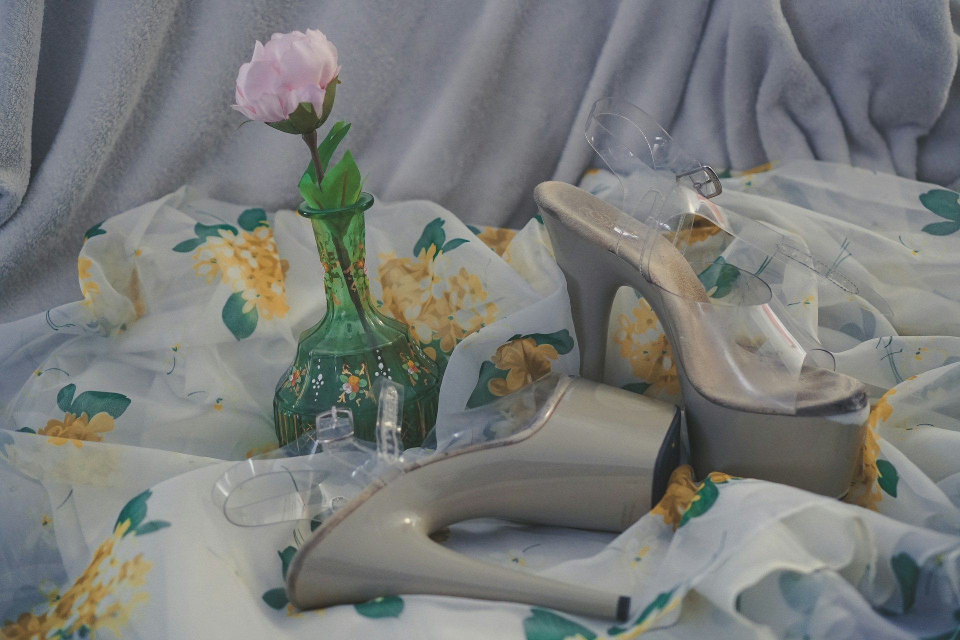 gray computer monitor