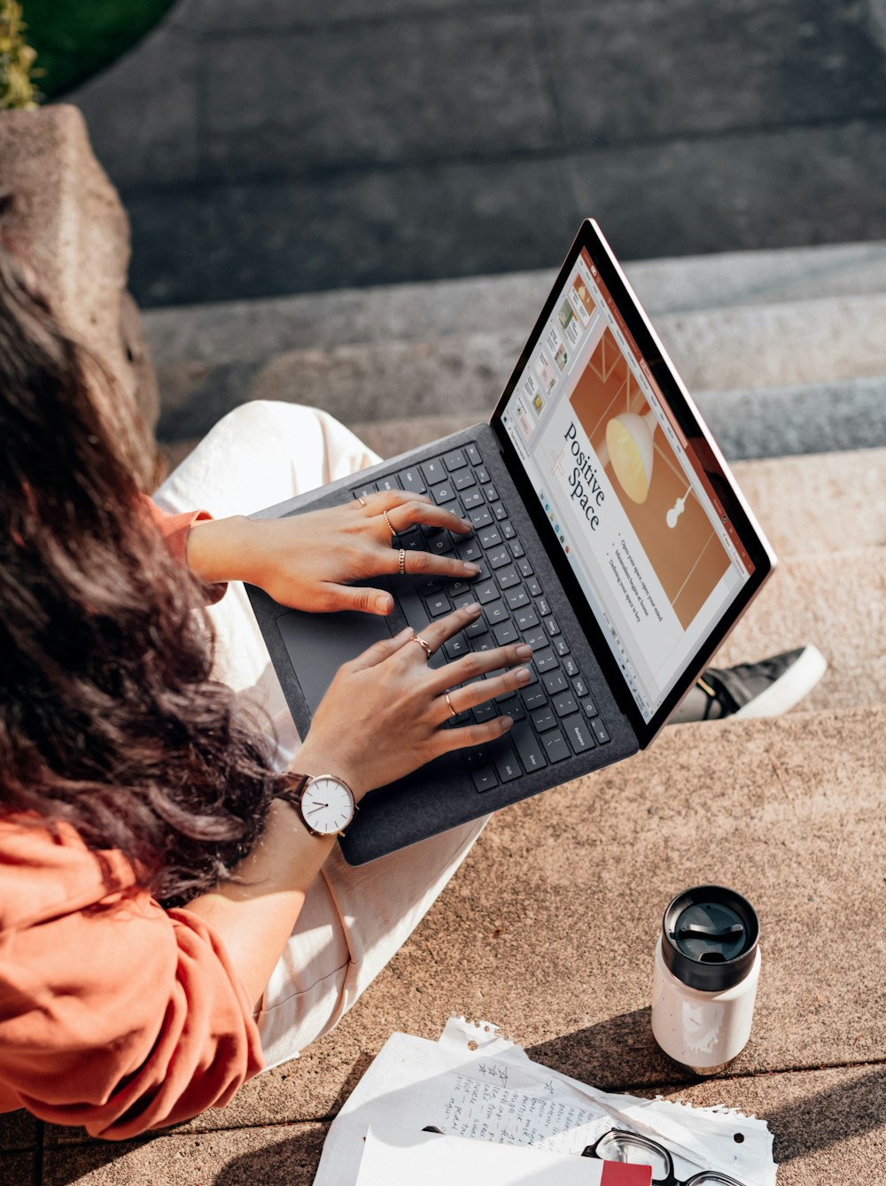 Frau im rosa Langarmhemd mit schwarzem Laptop