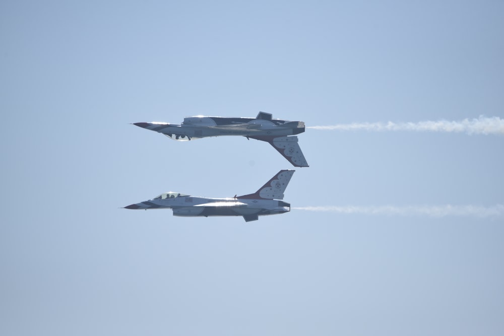 gray fighter jet in mid air