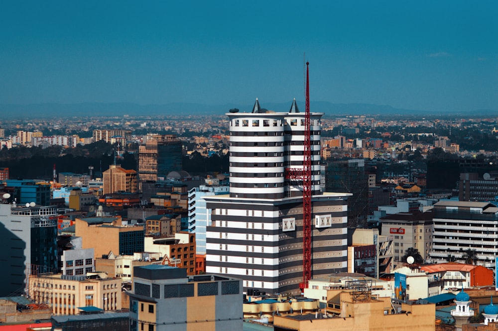 Weiß-schwarzes Betongebäude unter blauem Himmel tagsüber