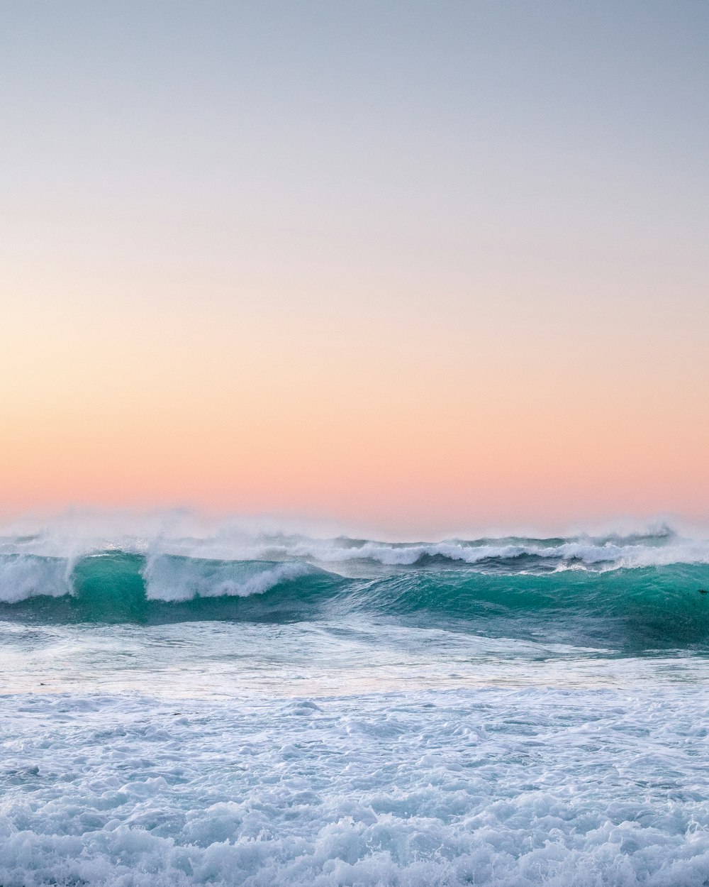 ondas do oceano batendo em terra durante o dia