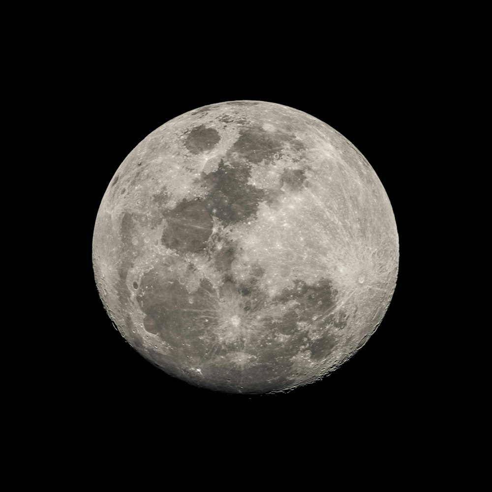 Luna llena en fondo negro