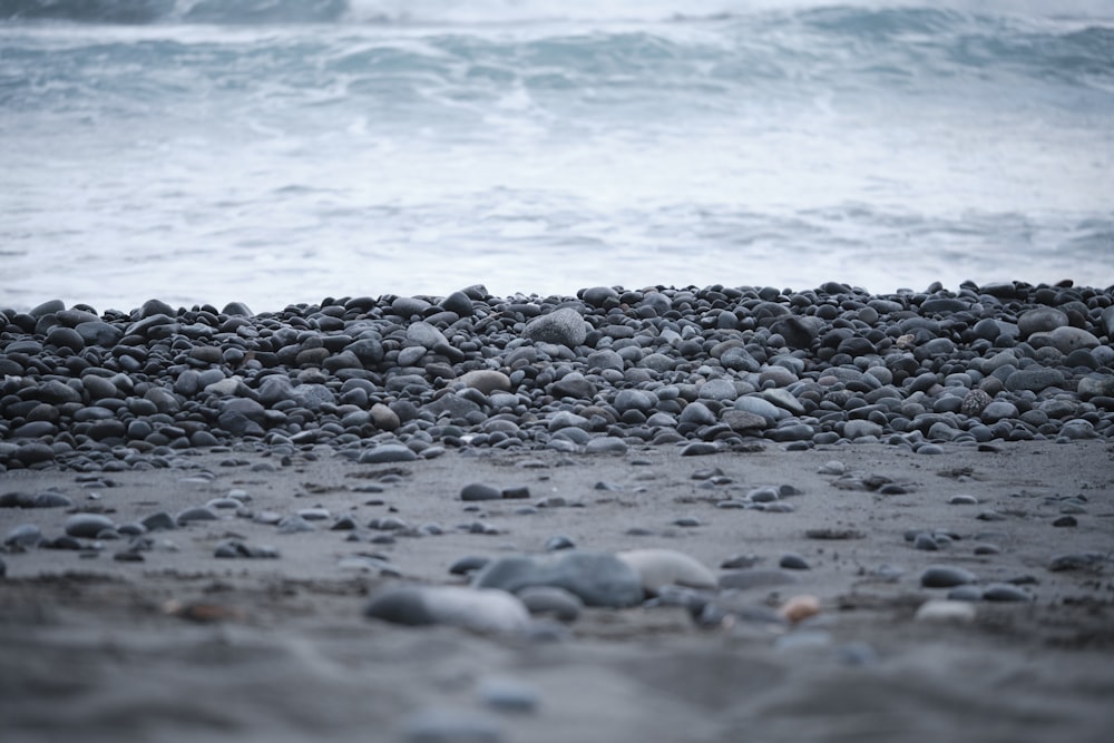 pierres noires sur la plage
