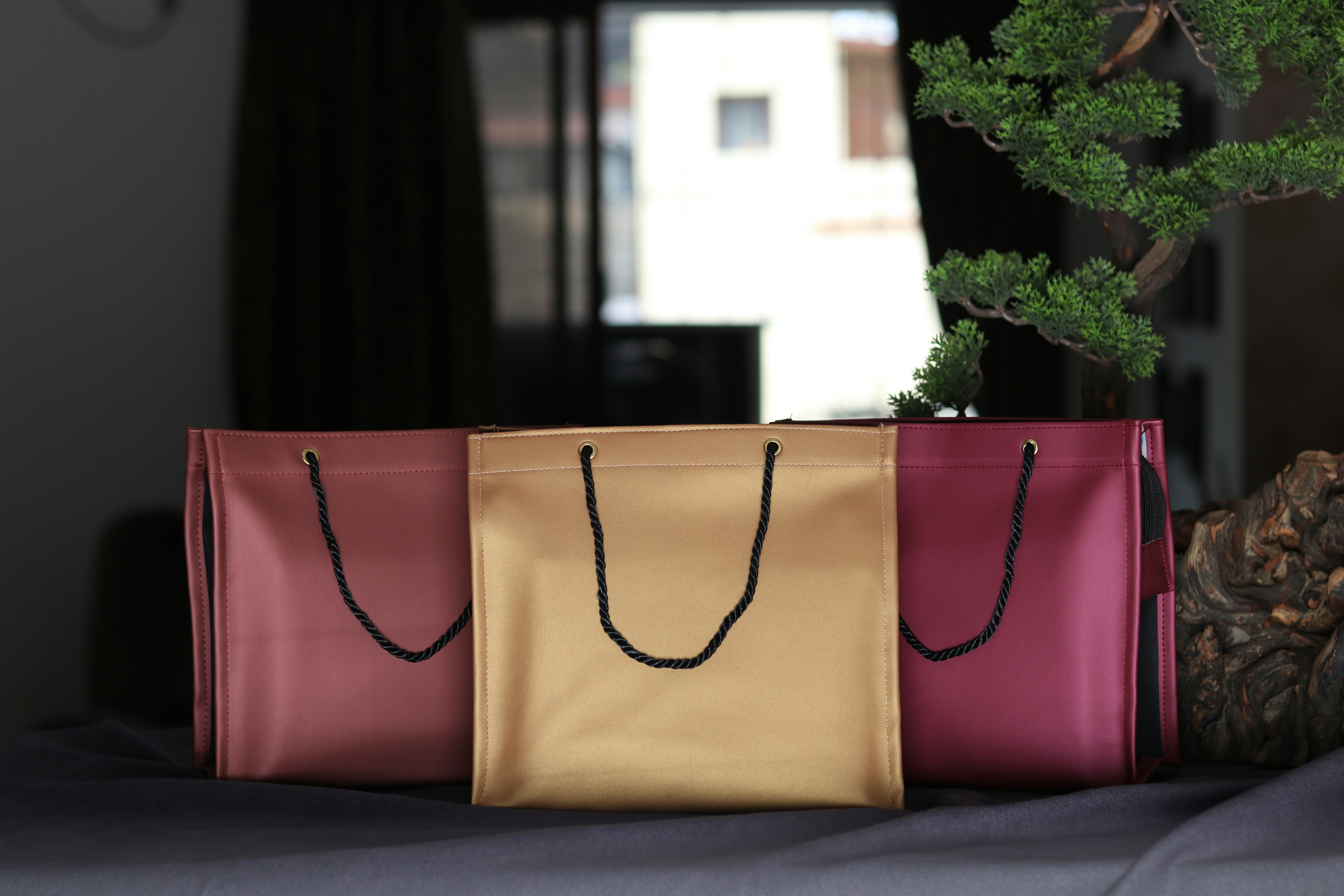 caixas de presente vermelhas e amarelas