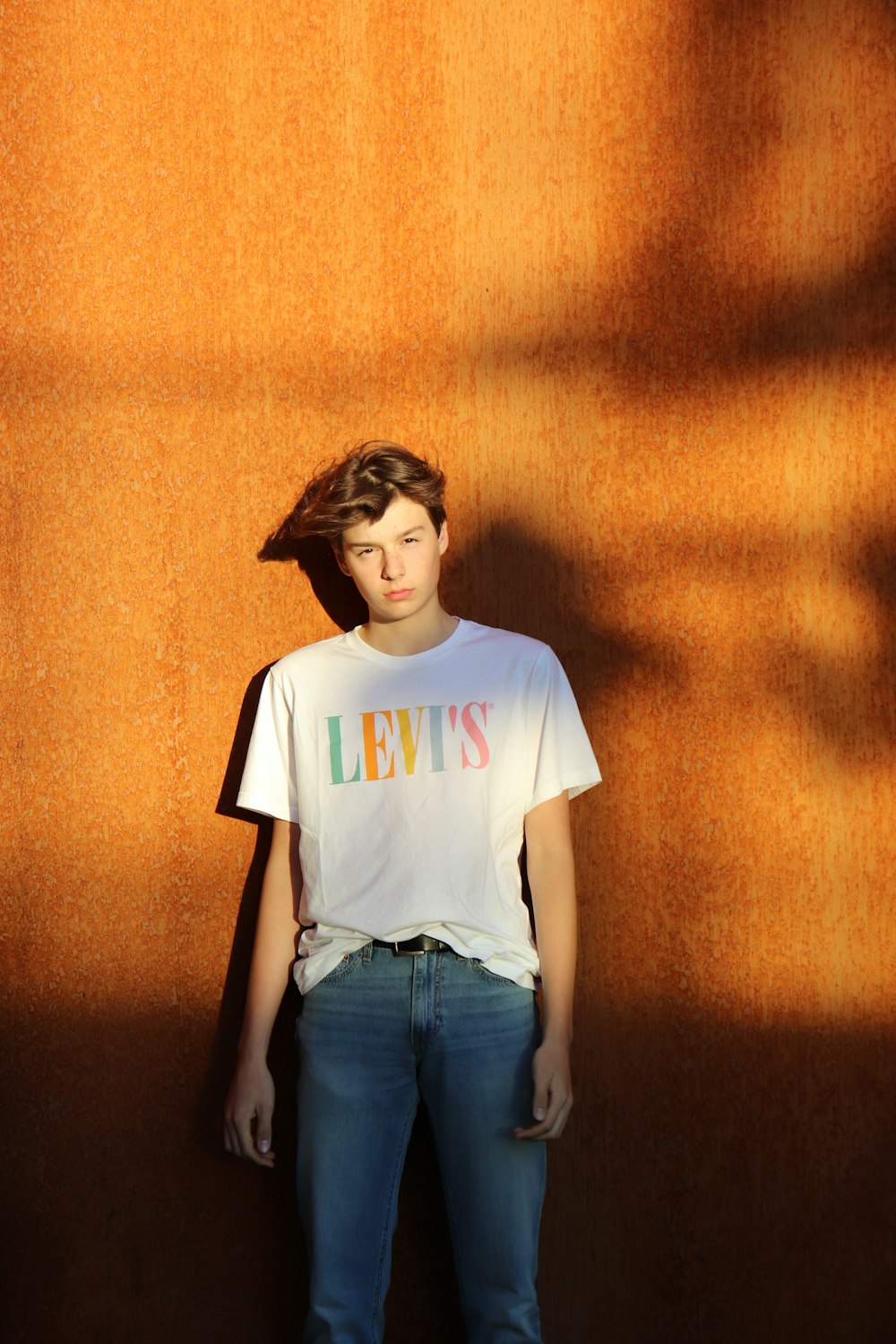 Femme en t-shirt à col rond blanc et jean en denim bleu