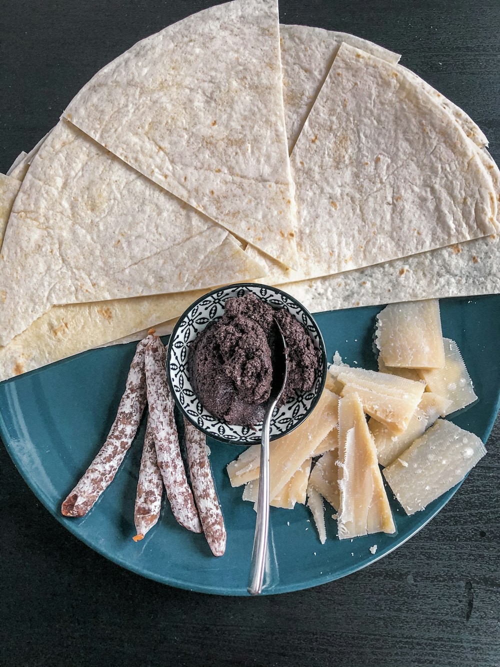 chocolat brun et blanc sur assiette en céramique bleue