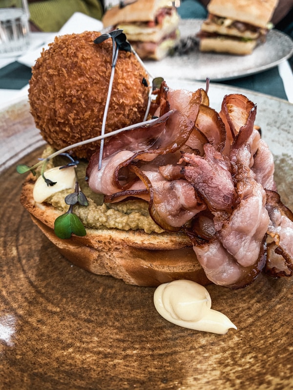 Bread with ham and cheese