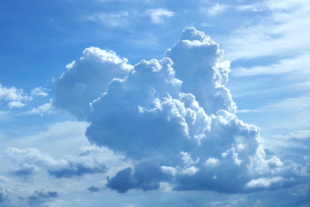 nuages blancs et ciel bleu pendant la journée