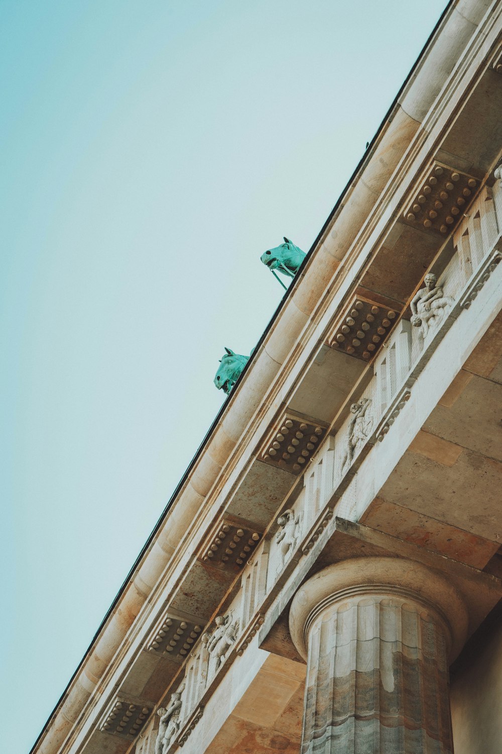 Fotografía de ángulo bajo de un edificio de hormigón