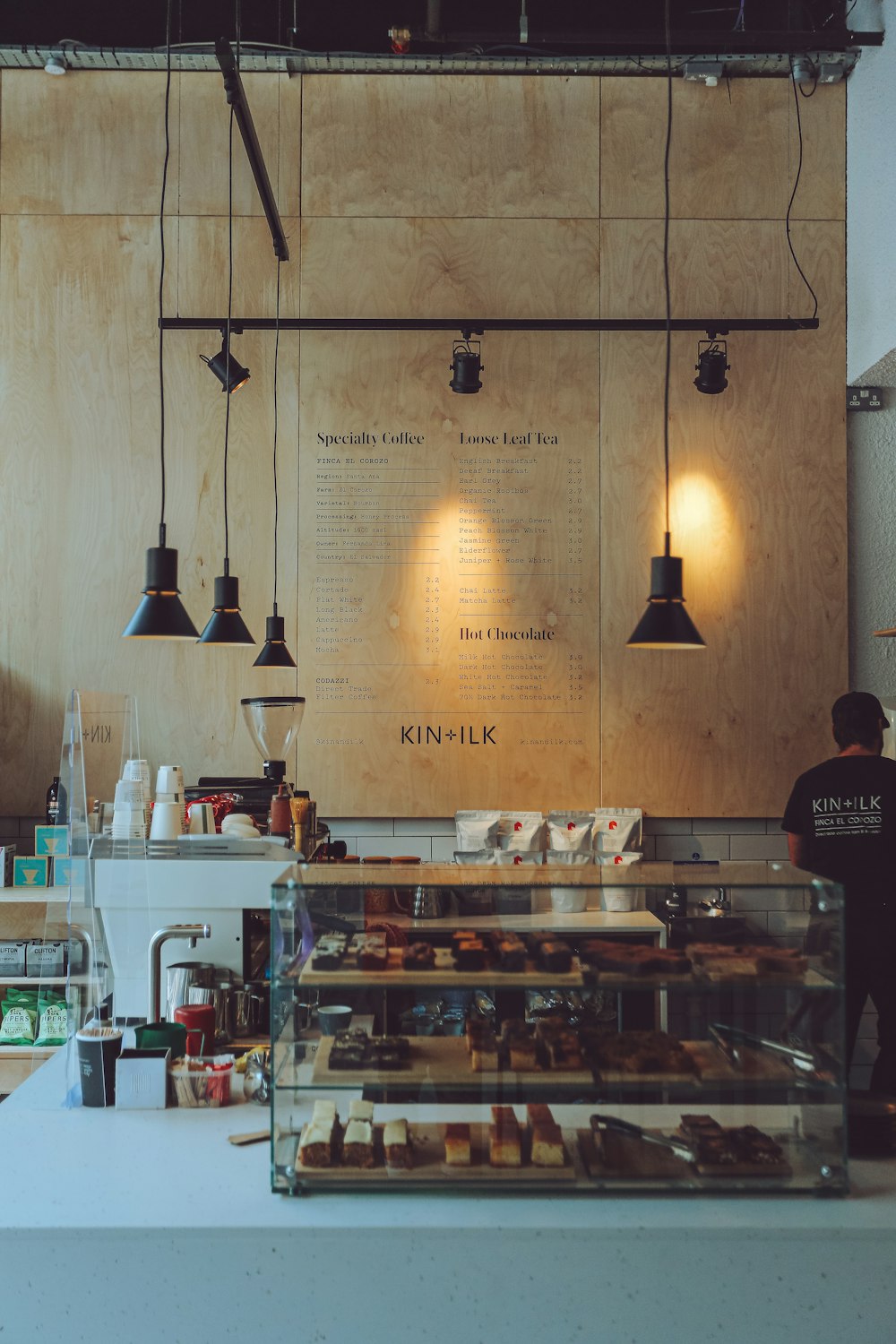 Tableau de menu encadré en bois marron