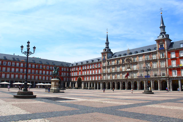 Plaza de España in Seville under a blue sky