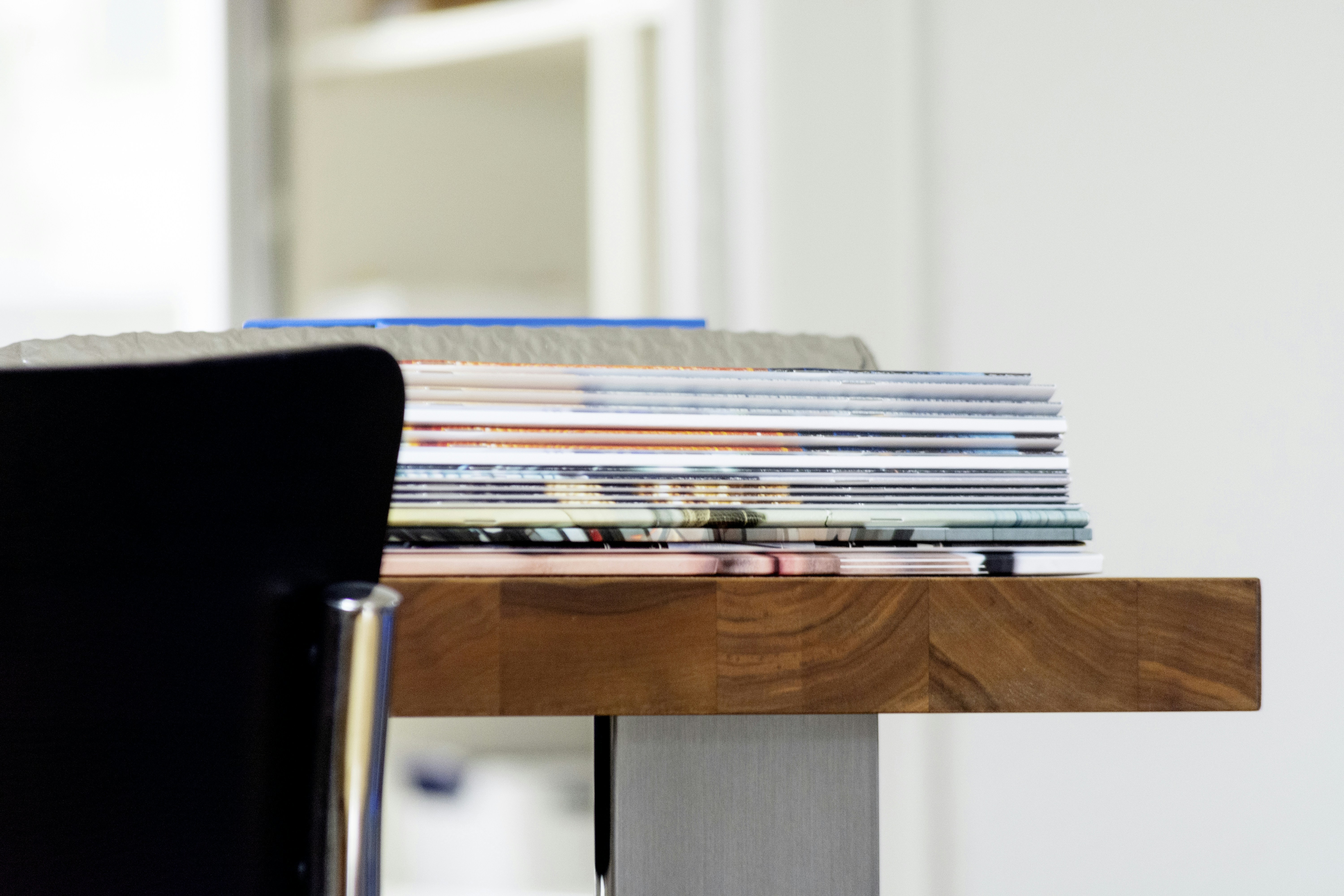 Libros sobre mesa de madera marrón