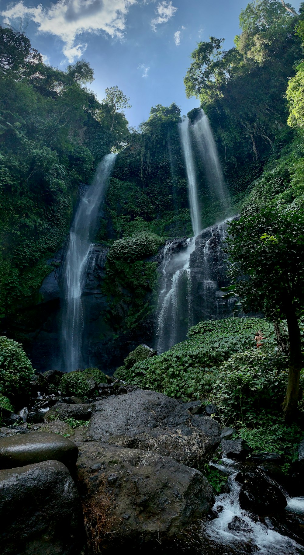 昼間の岩場の滝