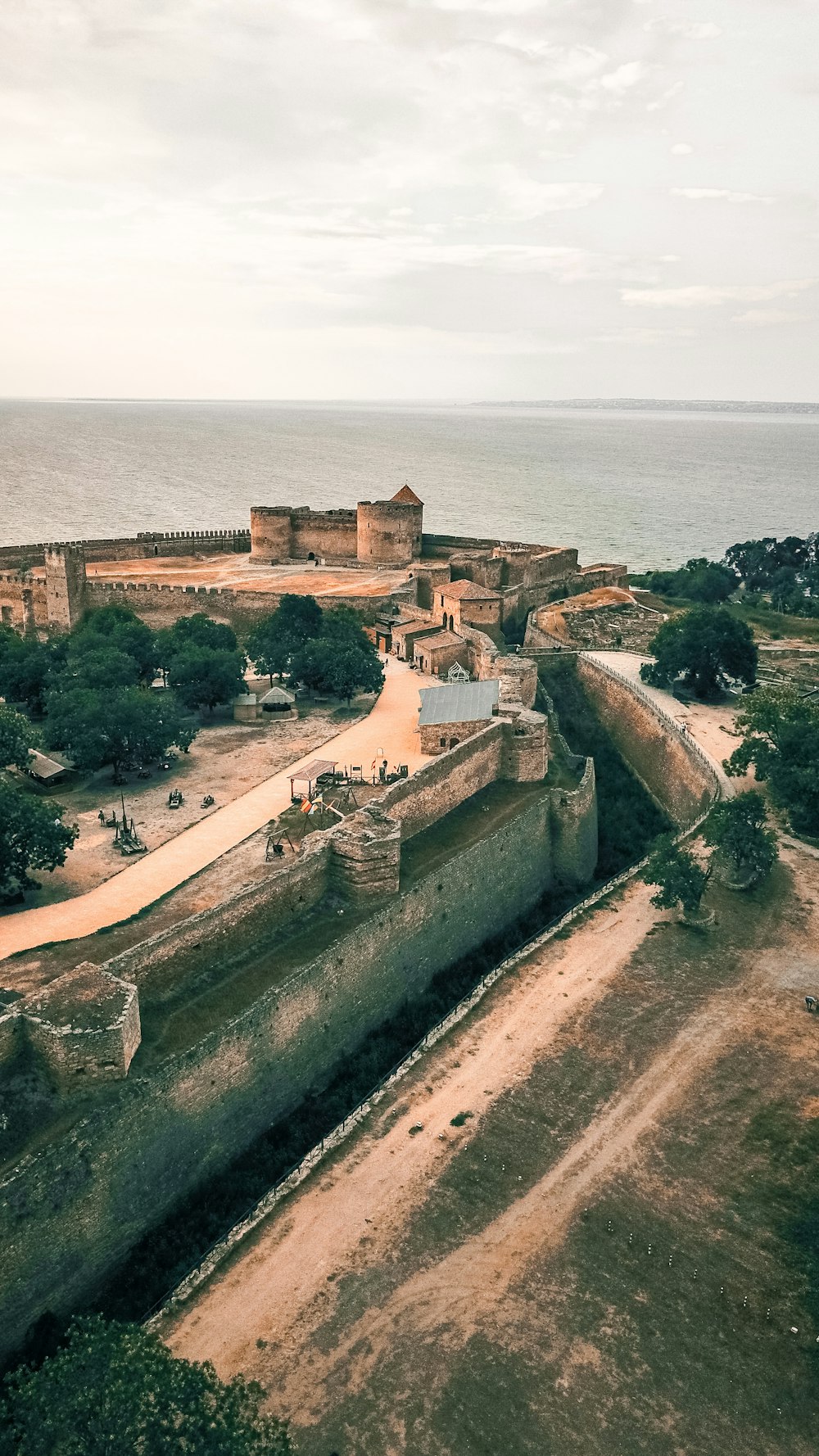 Bâtiment en béton brun près d’un plan d’eau pendant la journée