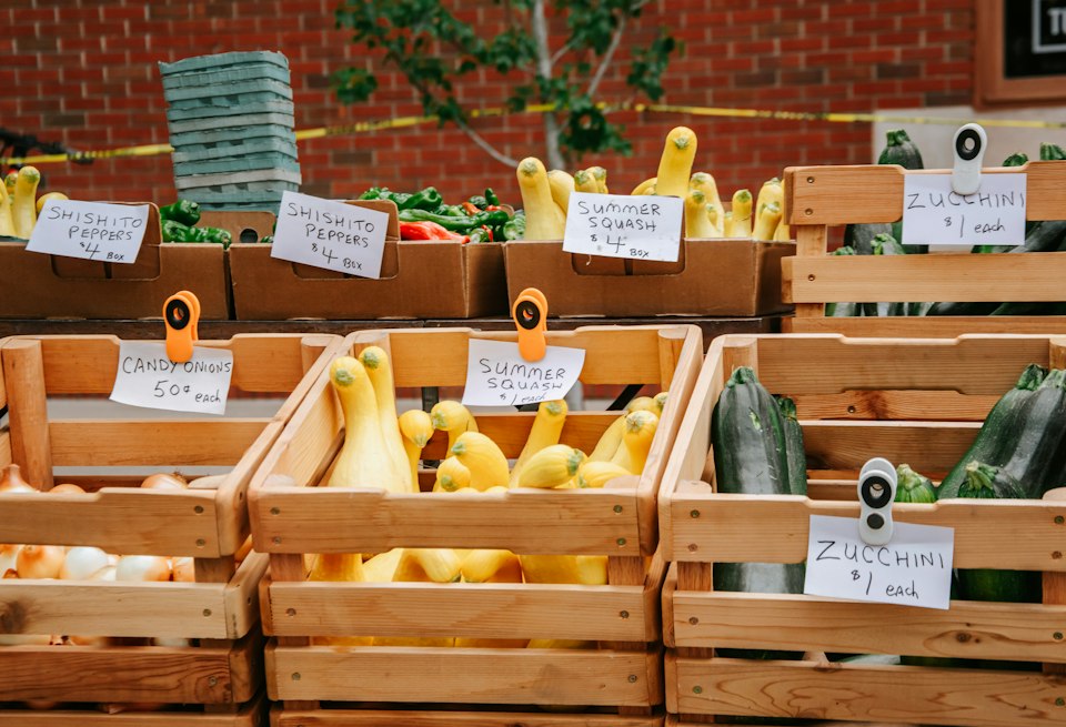 Légumes frais en cageots sur un étal de marché (illustration)