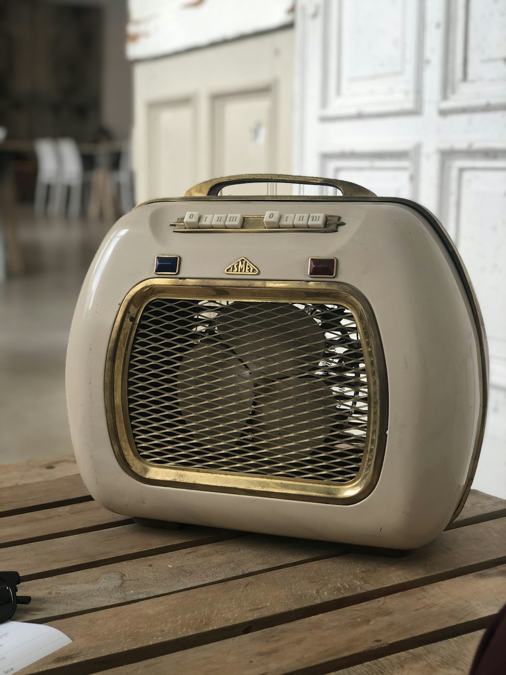 ventilateur de boîte blanc et gris