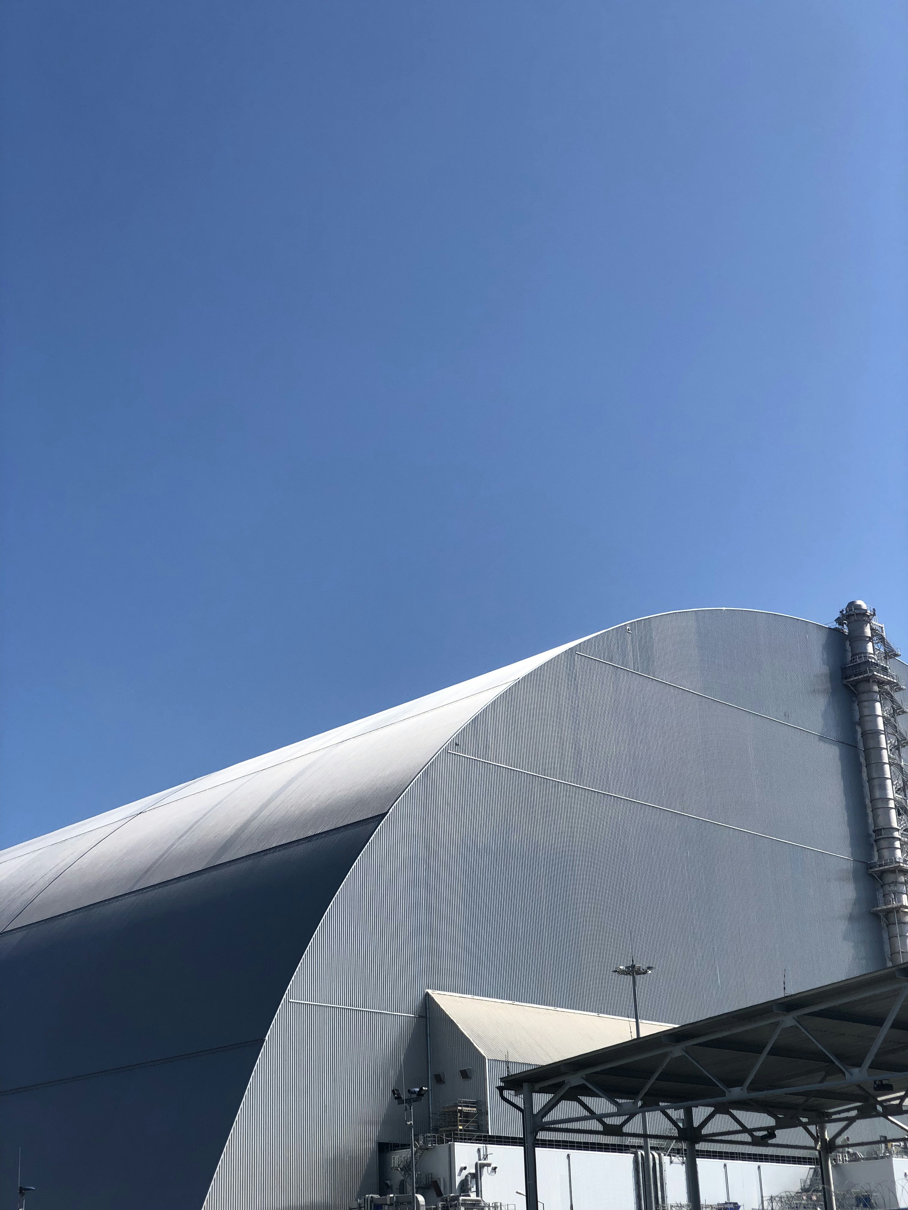 Bâtiment en béton gris sous le ciel bleu pendant la journée