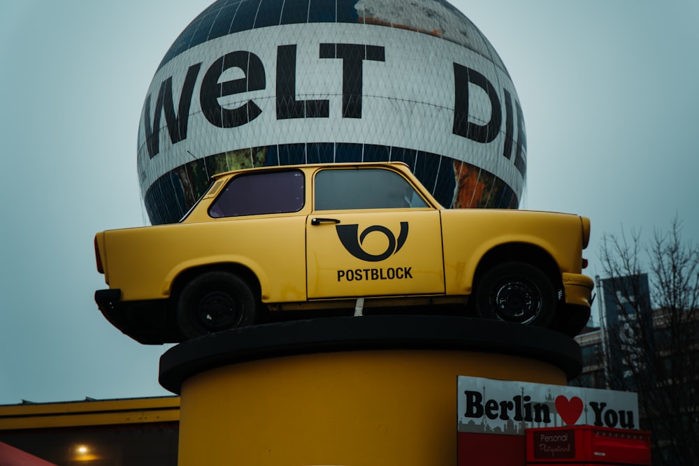 yellow and black auto rickshaw