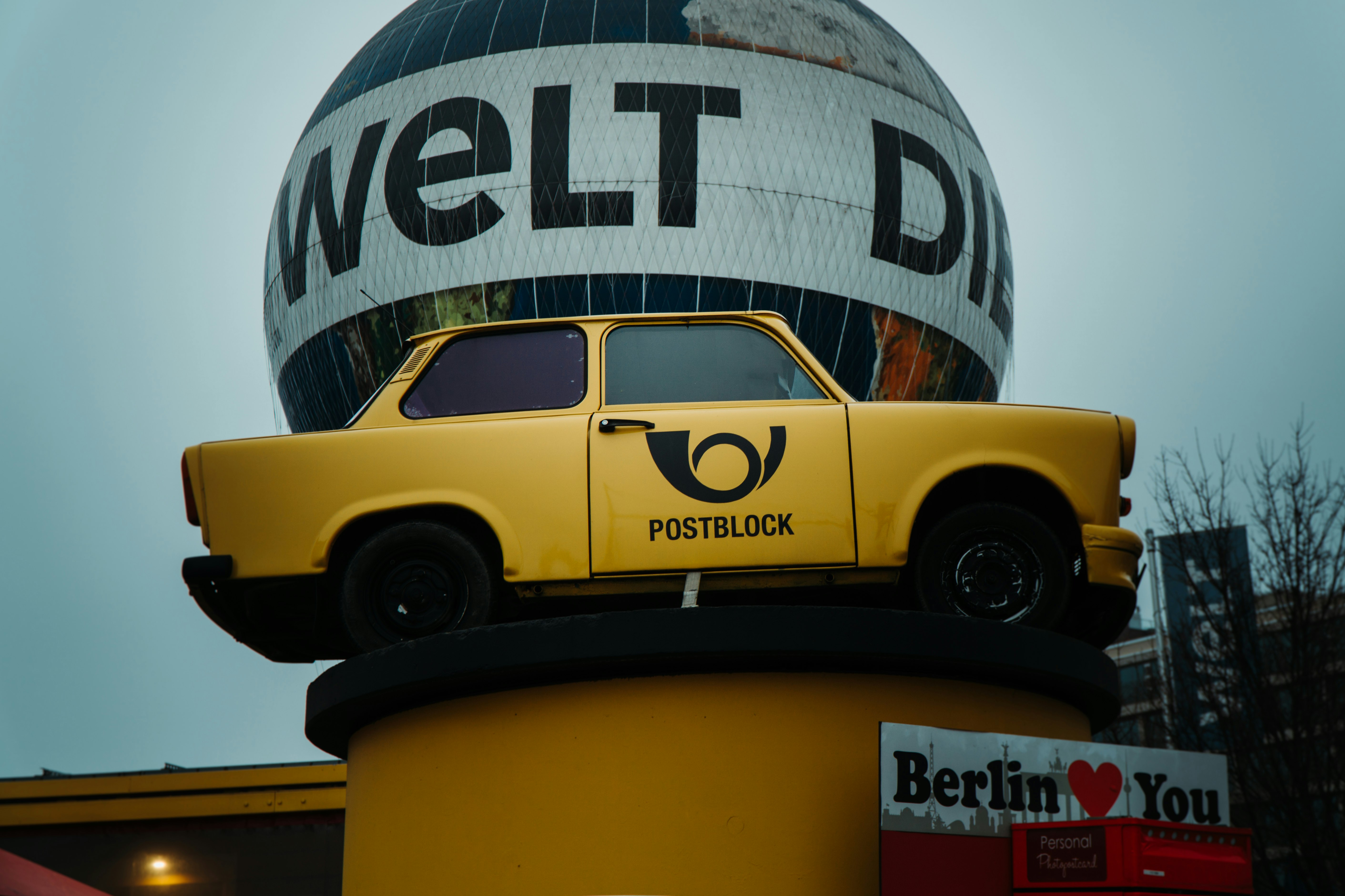 yellow and black auto rickshaw