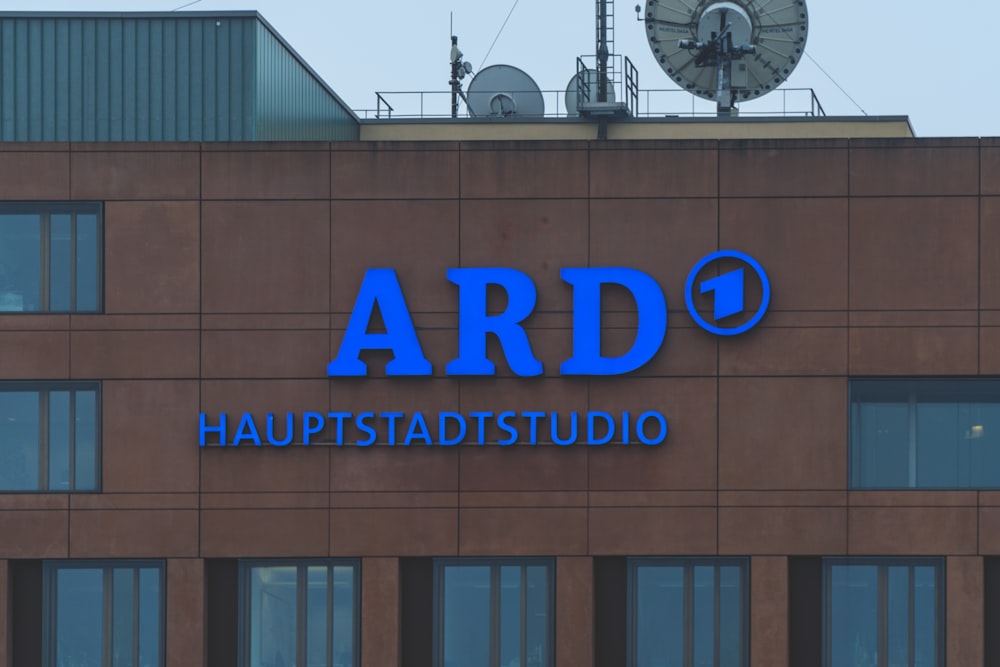 Un edificio con un letrero que dice ard hauptstadtstudi