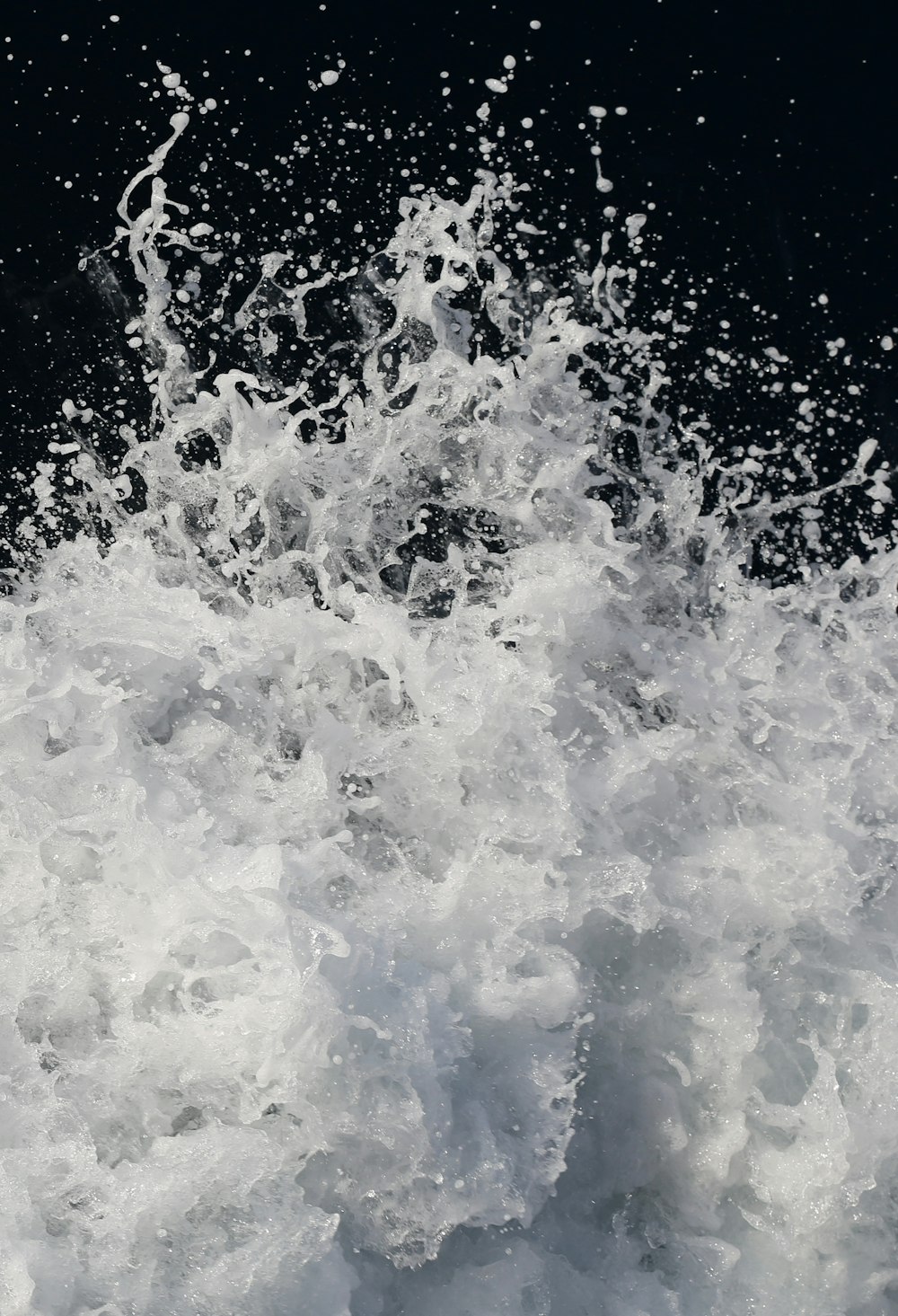 Éclaboussure d’eau blanche et bleue