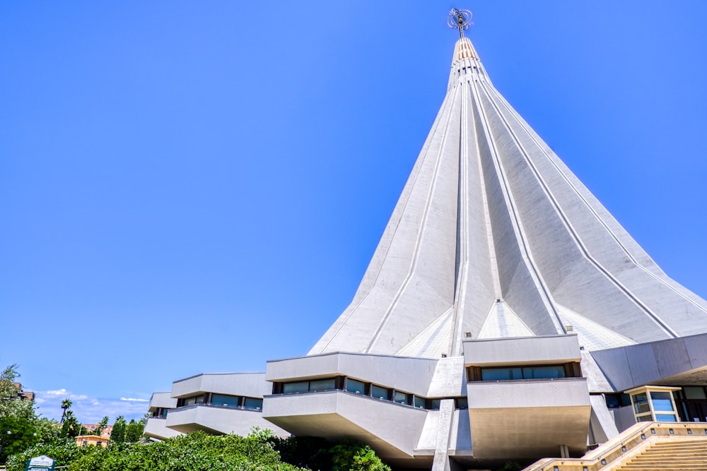 Bâtiment en béton blanc sous le ciel bleu pendant la journée