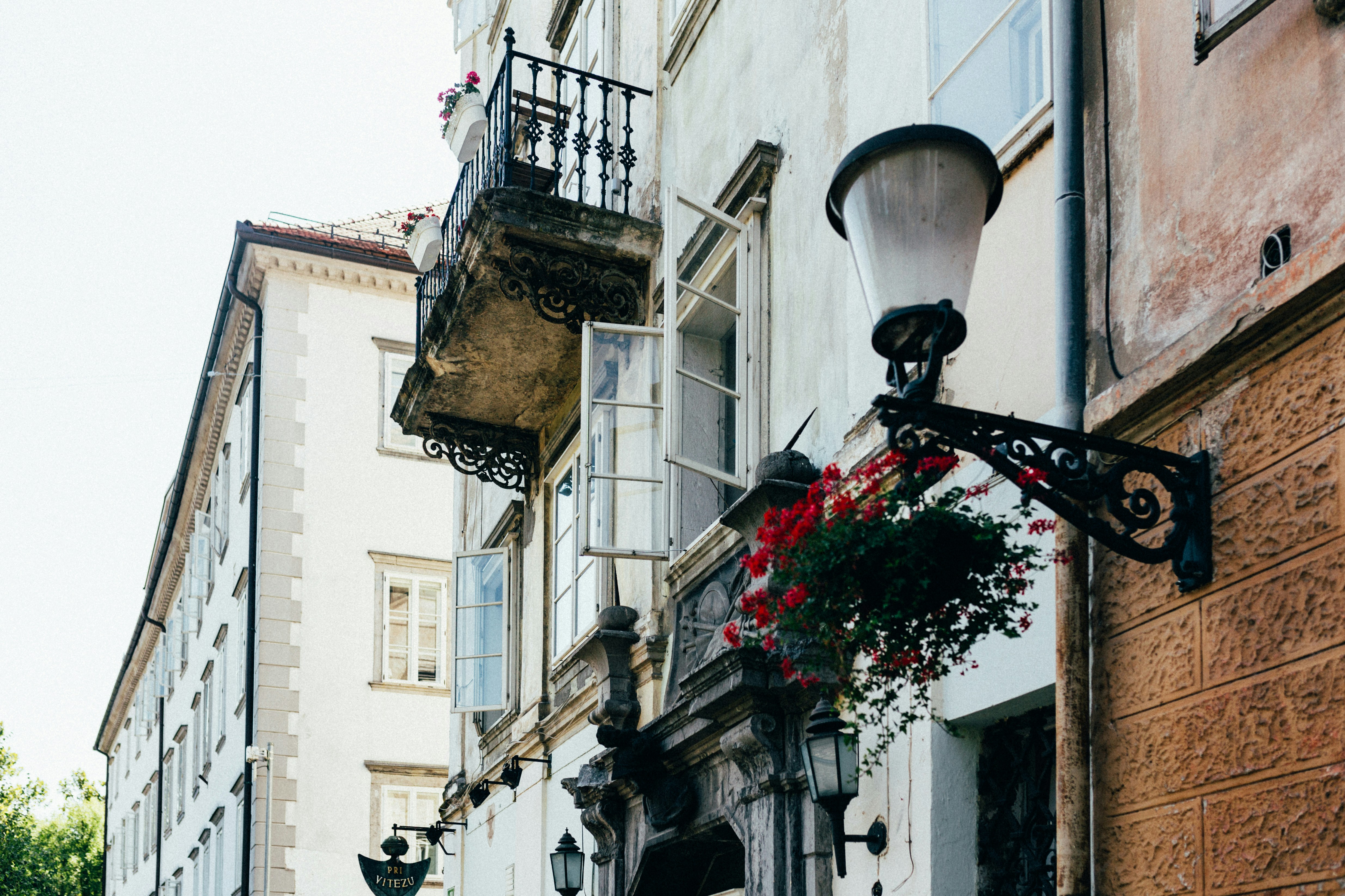 black street light near white concrete building during daytime, 