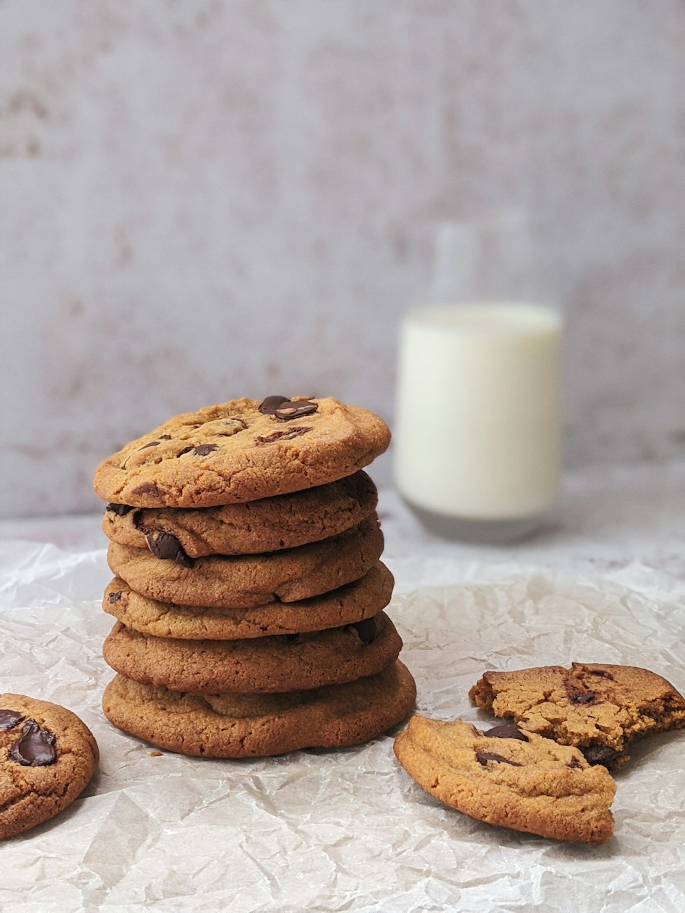 biscotti su piatto di ceramica bianca