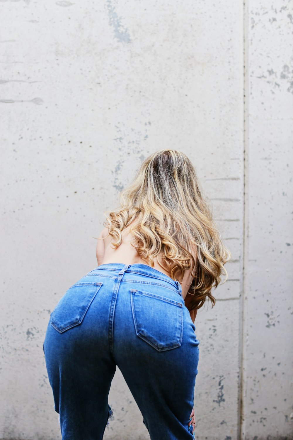 fille aux cheveux blonds en veste en jean bleu et jean en jean bleu