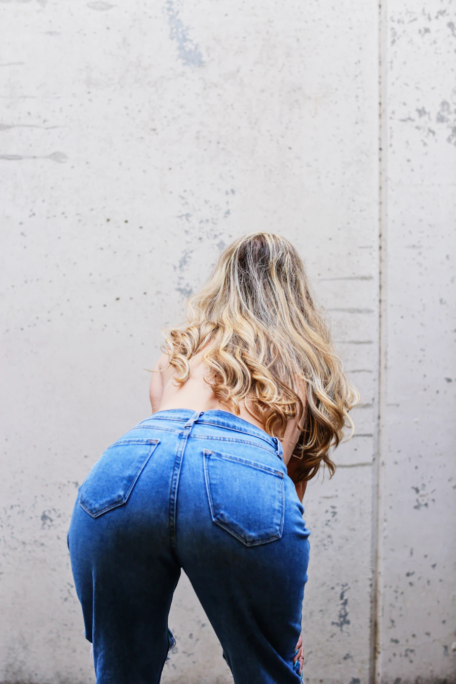 Modelo joven con conjunto de mezclilla PopSugar