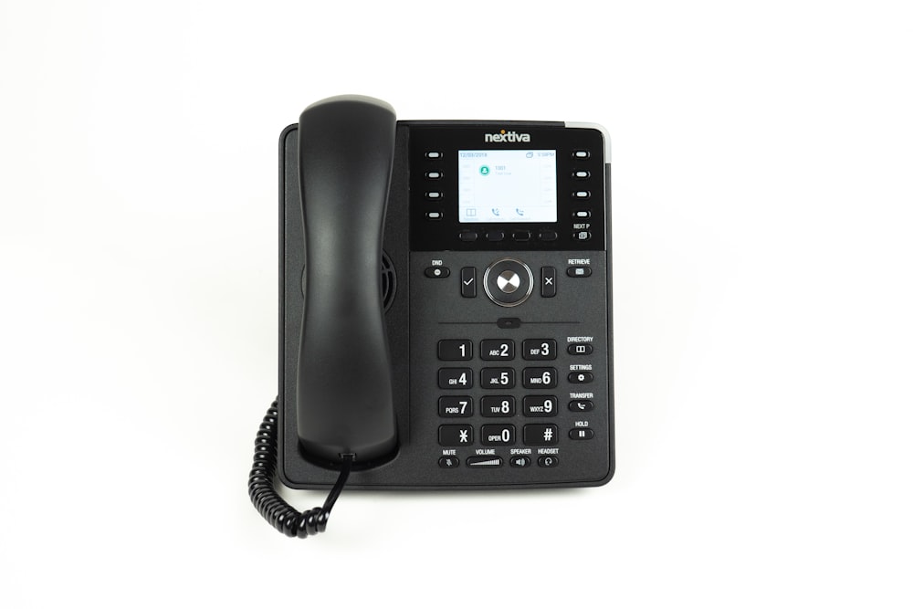 téléphone de bureau IP noir et gris