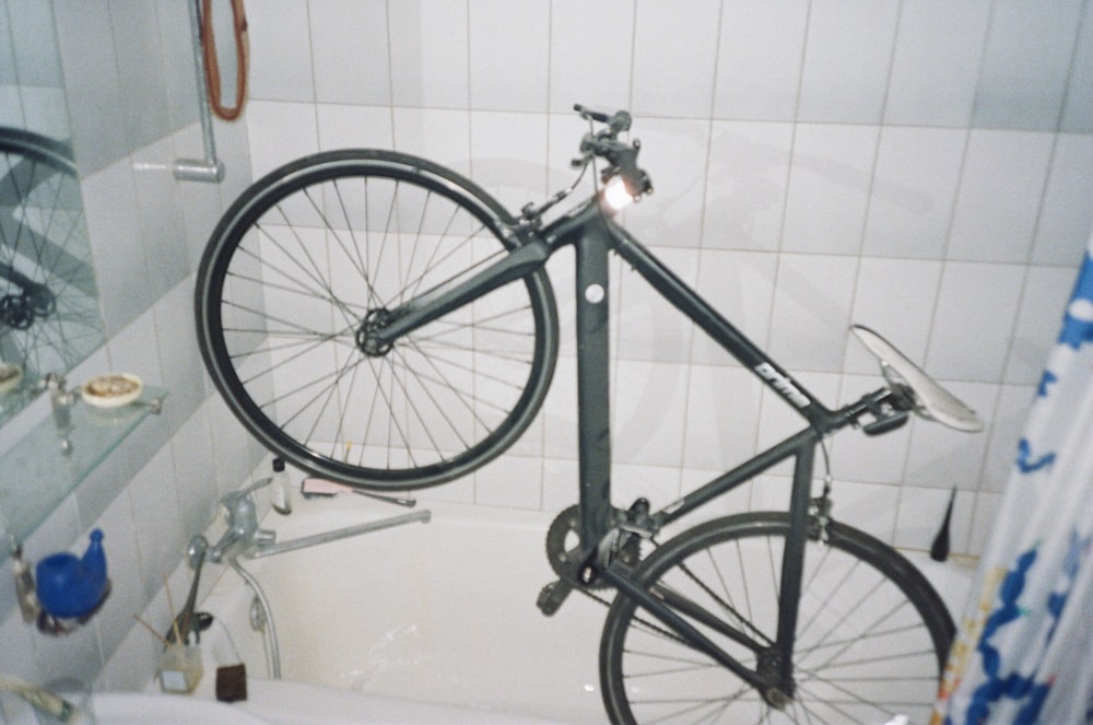 Vélo noir et gris sur baignoire en céramique blanche photo – Photo Gris  Gratuite sur Unsplash