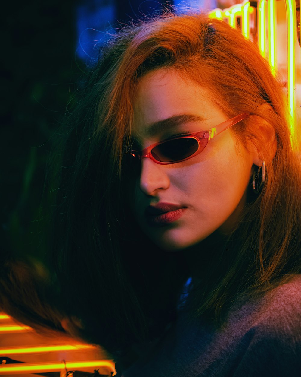 femme portant des lunettes de soleil brunes pendant la journée