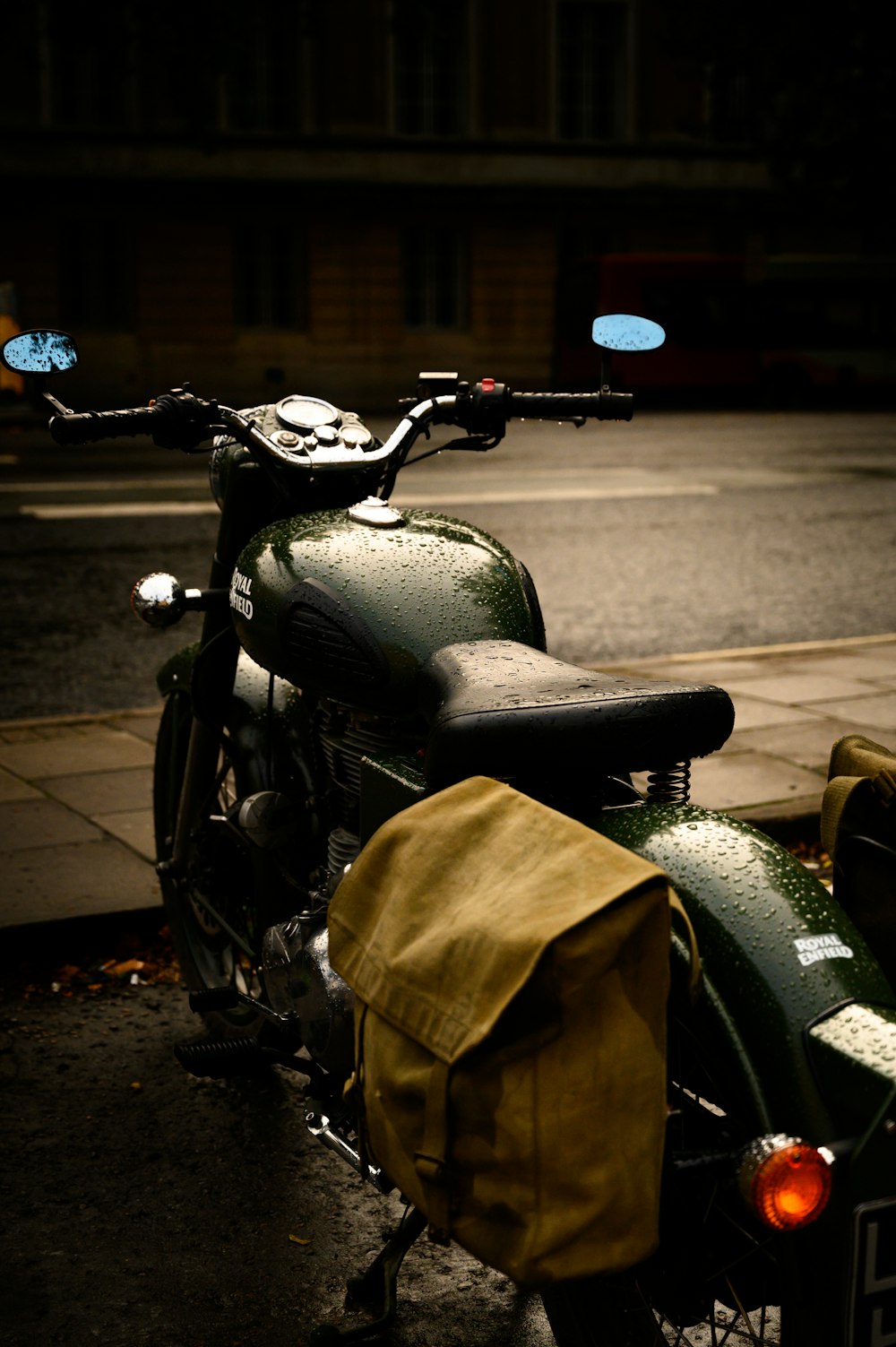 schwarzes Motorrad mit braunem Textil oben drauf