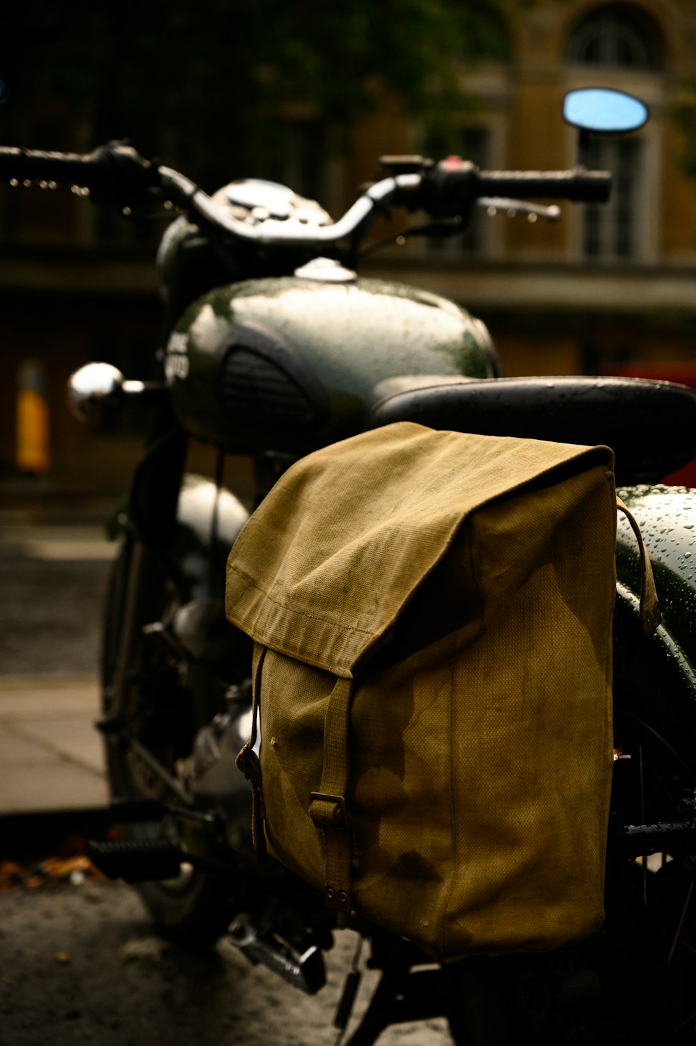 昼間のオートバイの茶色のテキスタイル