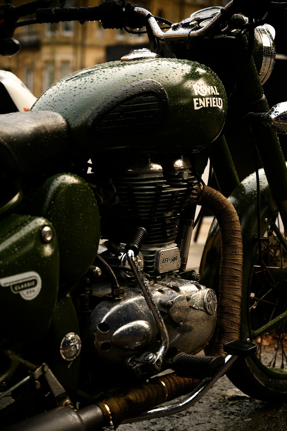 moteur de moto vert et noir