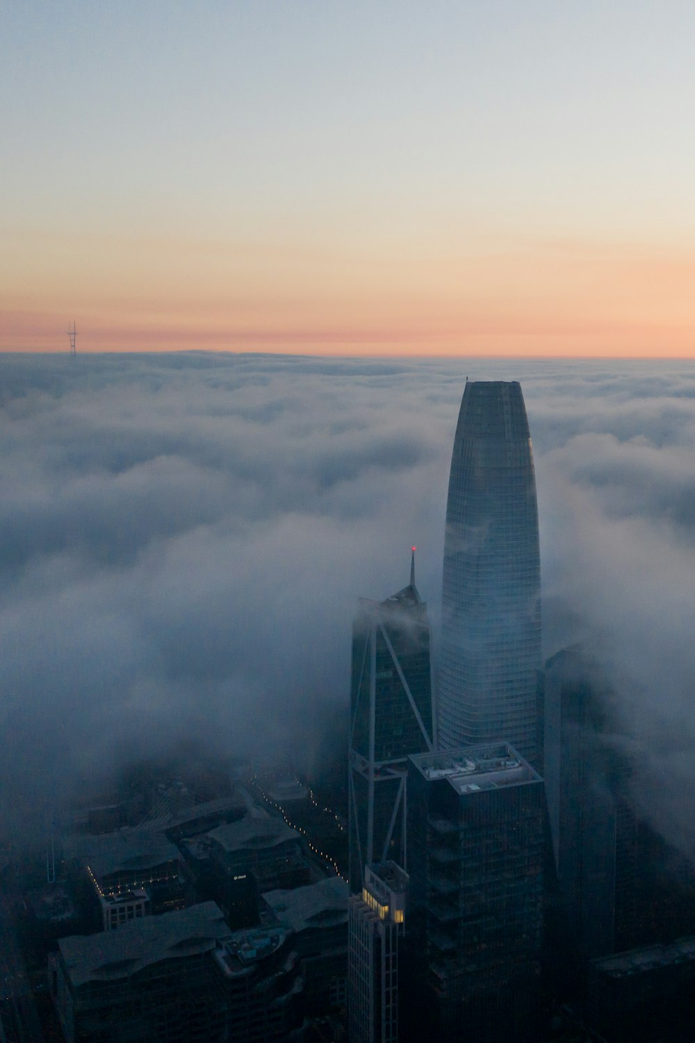 Immeuble de grande hauteur sous des nuages blancs pendant la journée