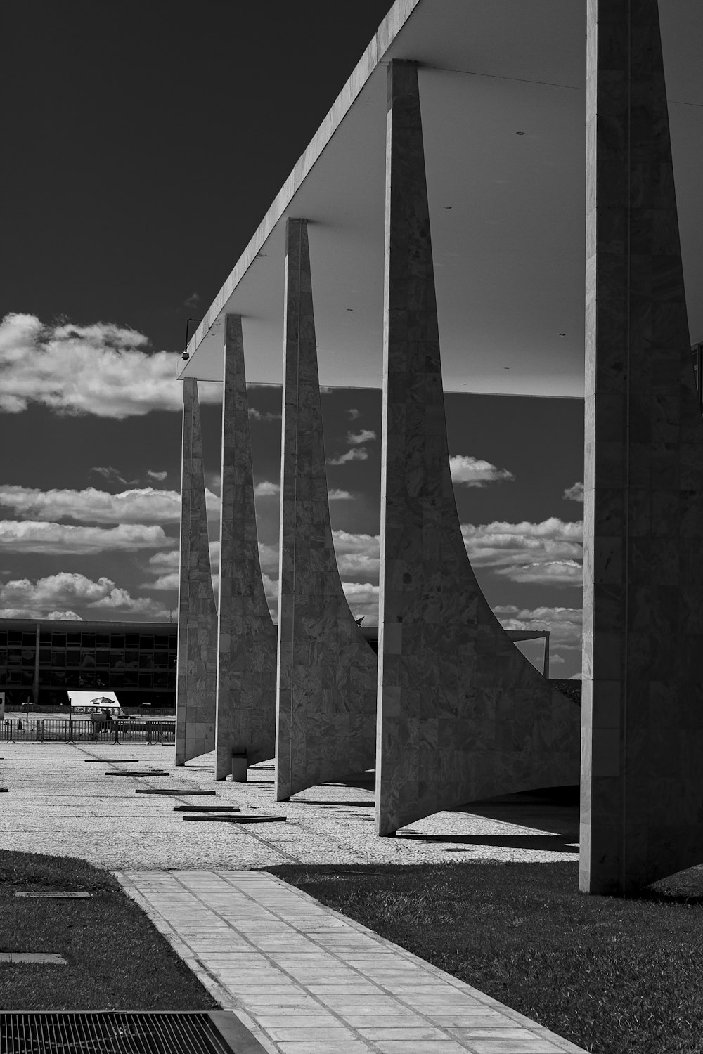 foto em tons de cinza do edifício de concreto