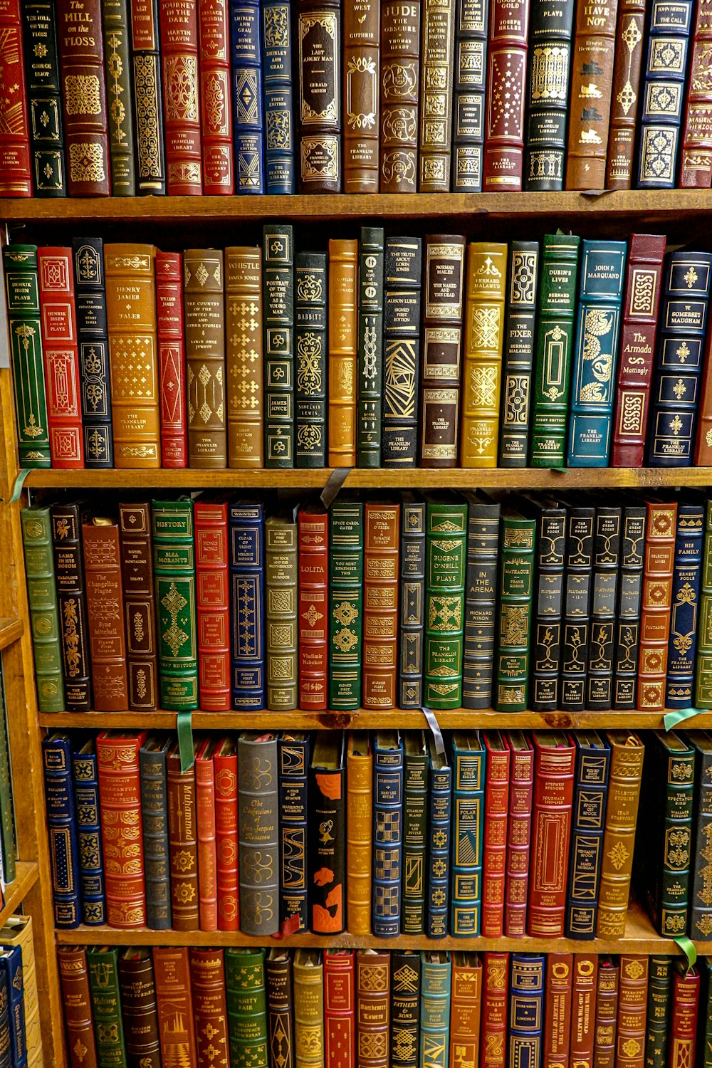 livros na prateleira de madeira marrom