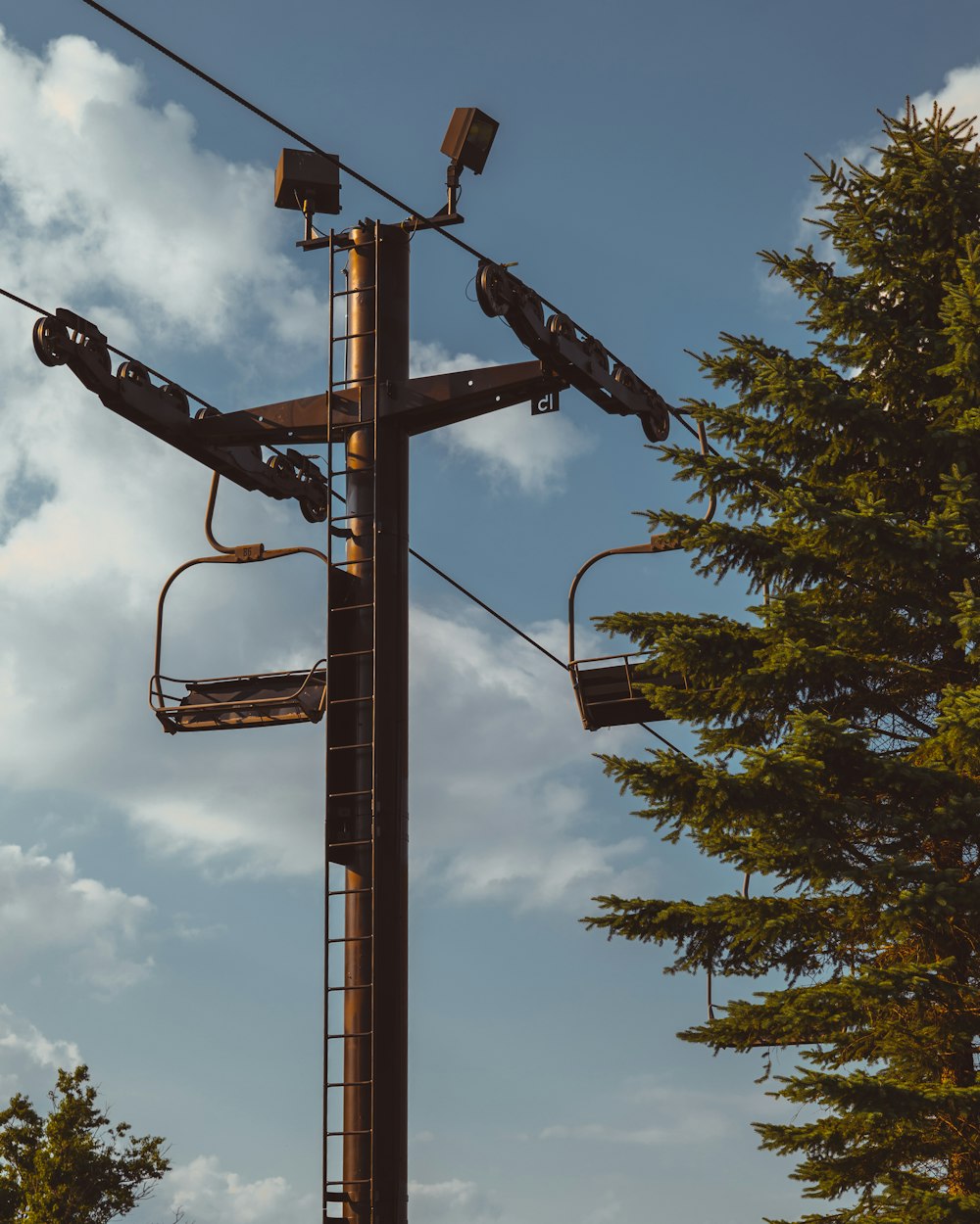 poteau électrique noir sous ciel bleu pendant la journée