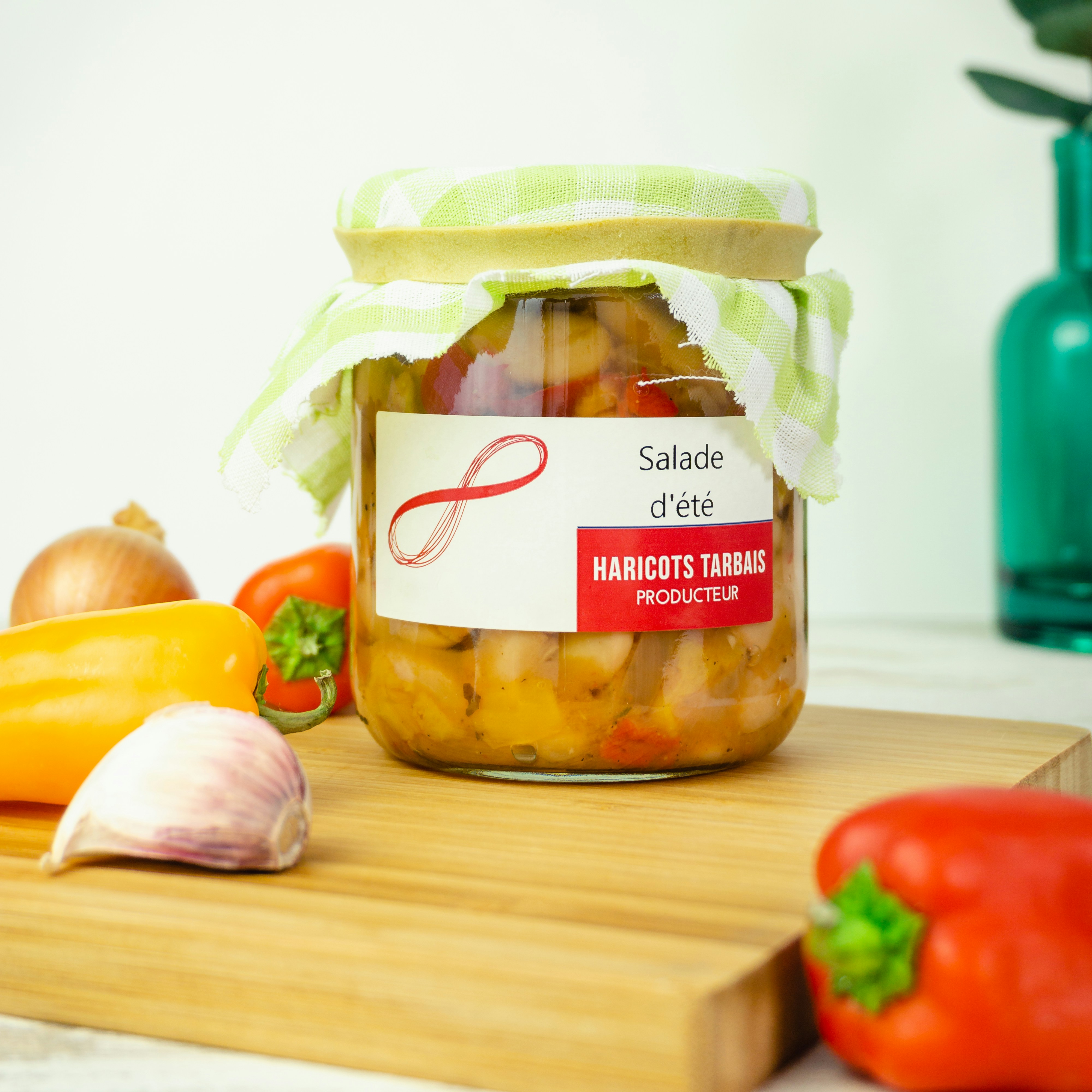 Frasco de vidrio transparente sobre mesa de madera marrón