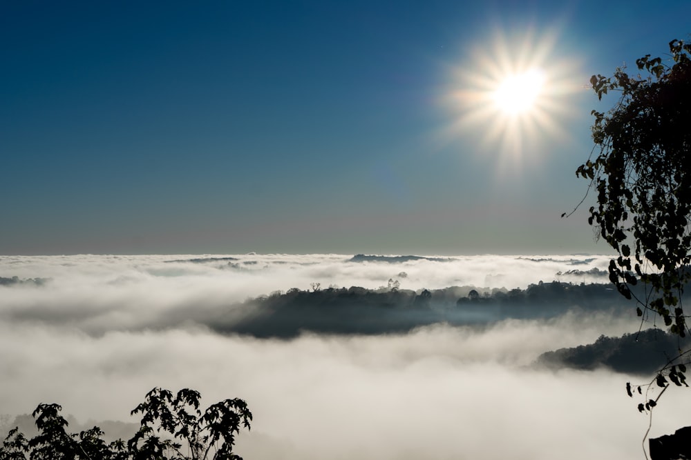 Nubes blancas y cielo azul durante el día