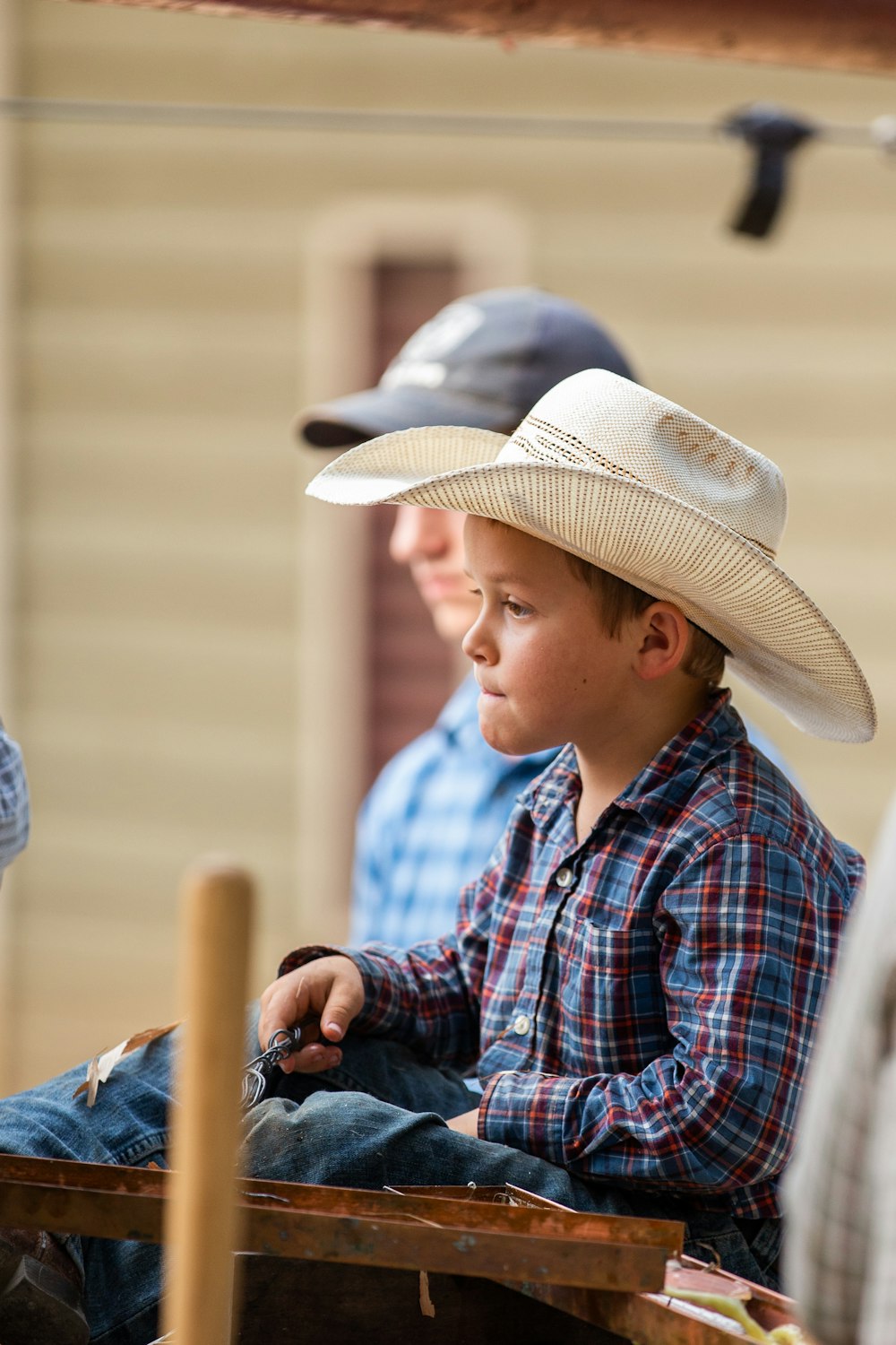 garçon en chemise à carreaux bleu blanc et rouge portant un chapeau de  cowboy blanc photo – Photo Brun Gratuite sur Unsplash