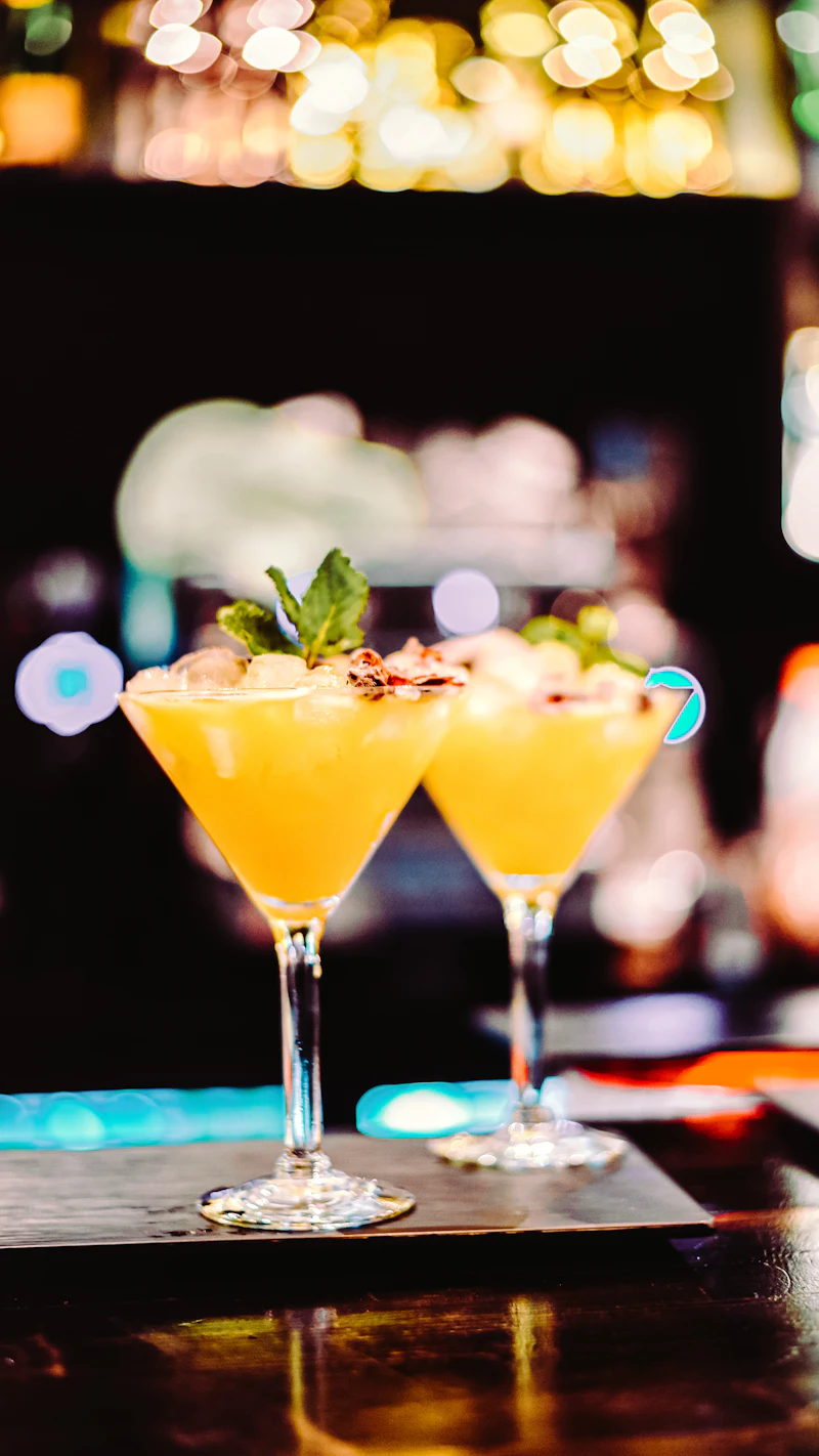 Cocktail signature servi au bar