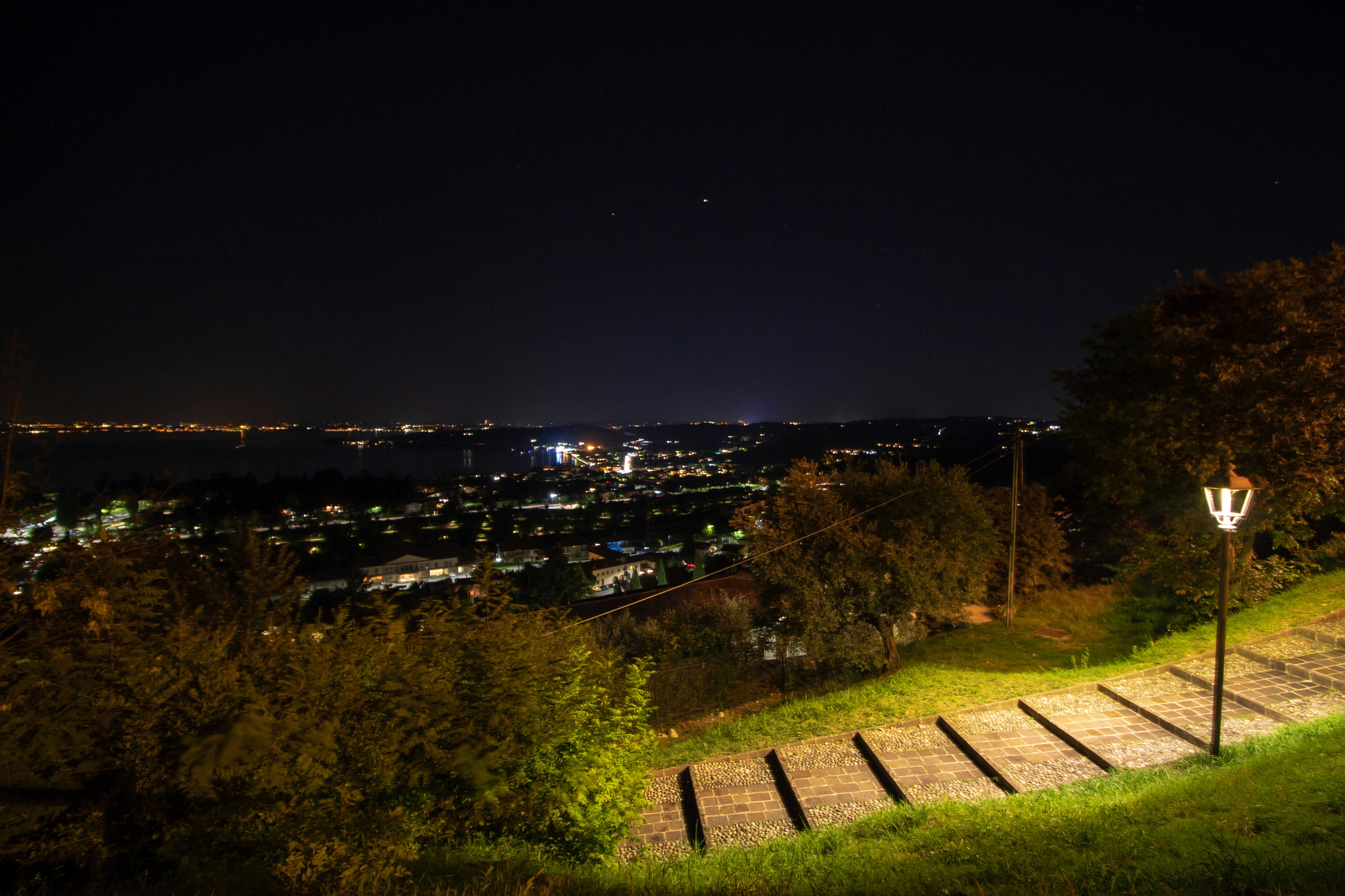여름 야경 명소: 여름밤의 황홀한 빛을 찾아서