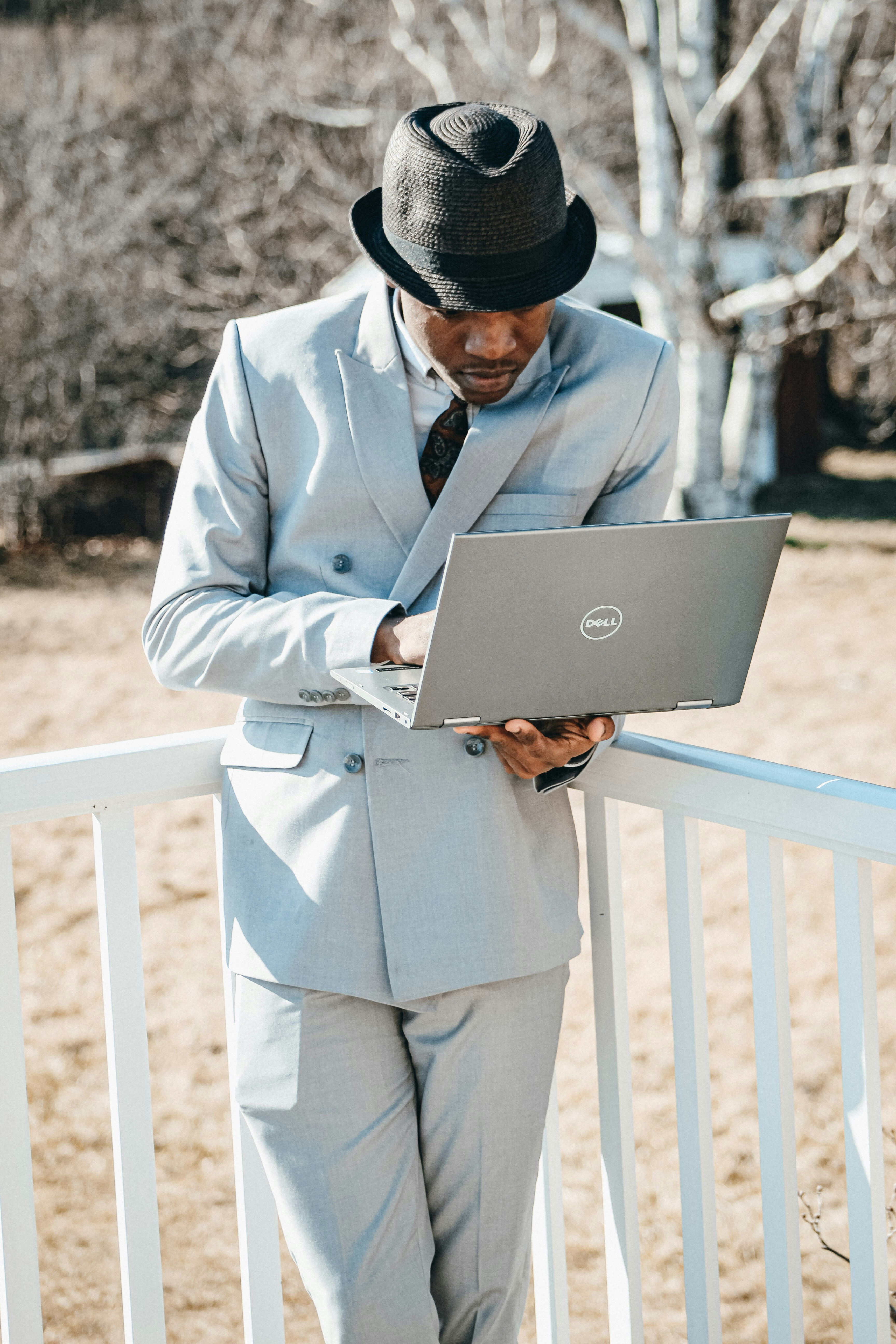 Homme tenant un ordinateur portable Dell