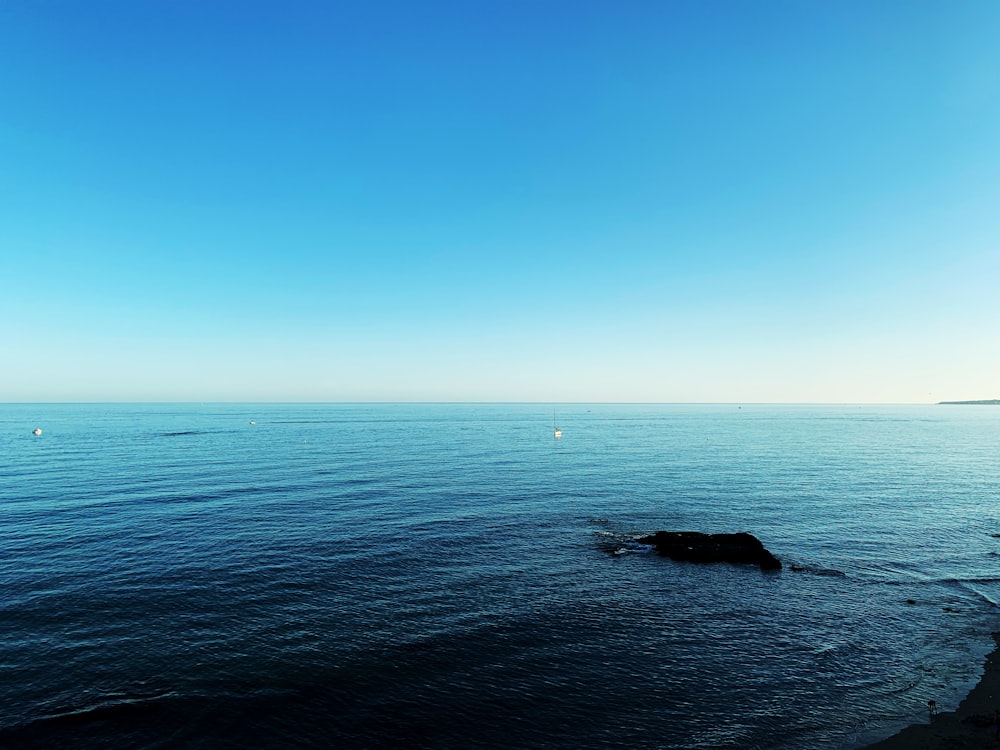 昼間の青空に青い海