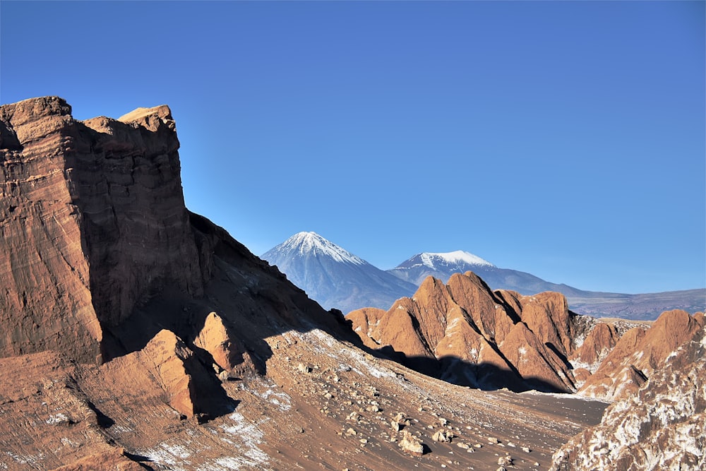昼間の青空に覆われた茶色の岩山